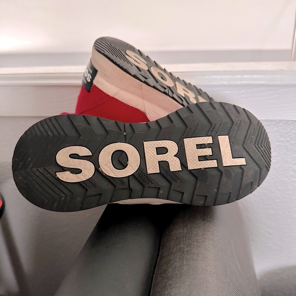 SOREL YOUTH OUT N ABOUT CLASSIC WATERPROOF BOOTS - gently worn a few times - Picture 3 of 7